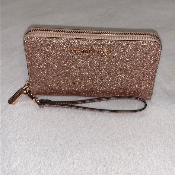 Michael Kors Handbags - Michael Kors Rose Gold Wristlet